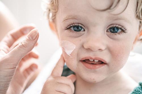 Comment trouver la bonne crème hydratante pour son bébé ?